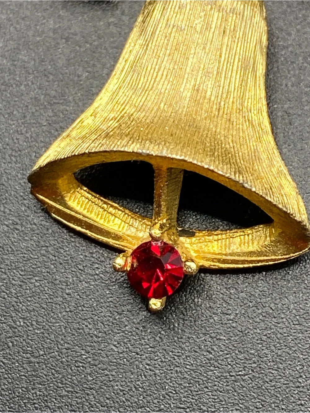 DODD’S Vintage Christmas Brooch Gold Tone Bell Red Stone